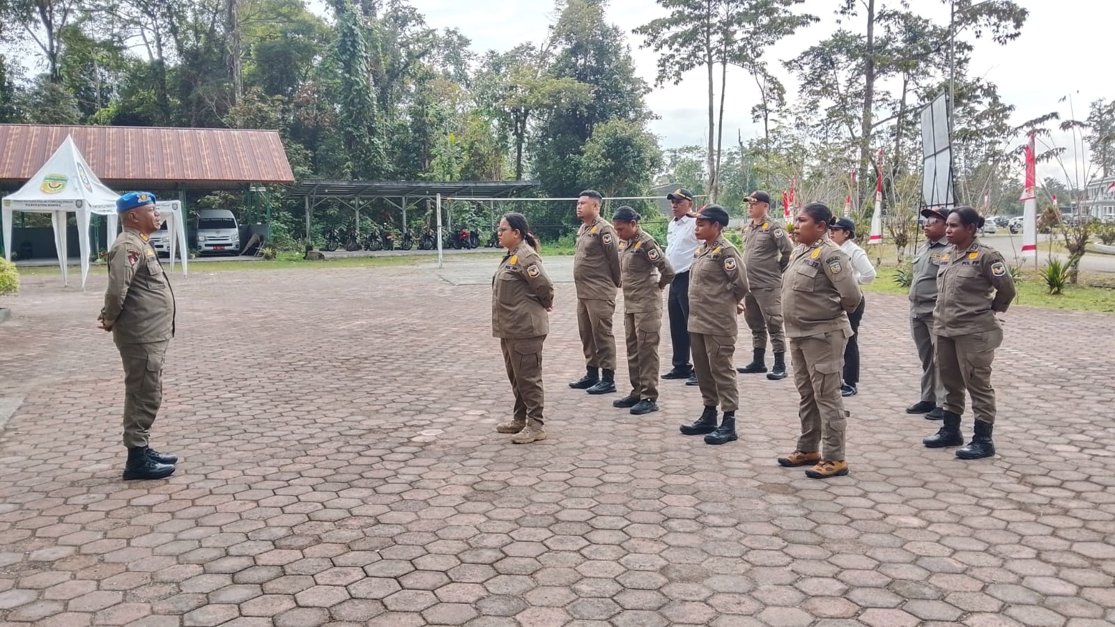 Apel Pagi pada Satuan Polisi Pamong Praja Kabupaten Mimika